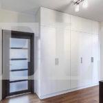 Шкаф с крашеными фасадами в стиле модерн цвета Белый / Сигнальный белый (5 дверей) Фото 2