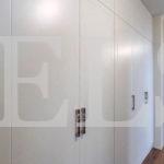 Шкаф с крашеными фасадами в стиле модерн цвета Белый / Сигнальный белый (5 дверей) Фото 3