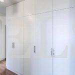 Шкаф с крашеными фасадами в стиле модерн цвета Белый / Сигнальный белый (5 дверей) Фото 4