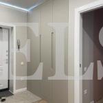 Шкаф с крашеными фасадами в стиле минимализм цвета Светло-серый / Бело-алюминиевый (3 двери) Фото 1