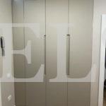 Шкаф с крашеными фасадами в стиле минимализм цвета Светло-серый / Бело-алюминиевый (3 двери) Фото 2