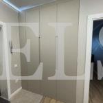 Шкаф с крашеными фасадами в стиле минимализм цвета Светло-серый / Бело-алюминиевый (3 двери) Фото 3