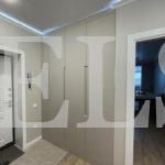 Шкаф с крашеными фасадами в стиле минимализм цвета Светло-серый / Бело-алюминиевый (3 двери) Фото 4
