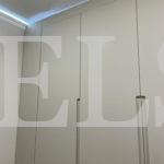 Шкаф с крашеными фасадами в стиле минимализм цвета Светло-серый / Бело-алюминиевый (3 двери) Фото 5