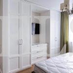 Шкаф с крашеными фасадами в стиле неоклассика цвета Белый / Сигнальный белый (6 дверей) Фото 1