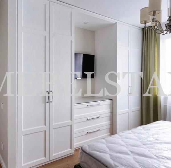 Шкаф с крашеными фасадами в стиле неоклассика цвета Белый / Сигнальный белый (6 дверей)