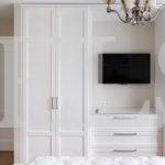 Шкаф с крашеными фасадами в стиле неоклассика цвета Белый / Сигнальный белый (6 дверей) Фото 2
