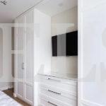 Шкаф с крашеными фасадами в стиле неоклассика цвета Белый / Сигнальный белый (6 дверей) Фото 3