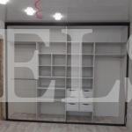 Шкаф с фасадами ЛДСП в стиле минимализм цвета Белый / Светло-серый (4 двери) Фото 2