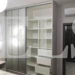 Стеклянный шкаф в стиле модерн цвета Белый / Серый (2 двери) Фото 2