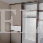 Шкаф с фасадами ЛДСП в стиле хай-тек цвета Белый / Белый, Серый камень (2 двери) Фото 2