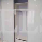 Стеклянный шкаф в стиле неоклассика цвета Белый / Белый (3 двери) Фото 2