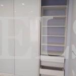 Стеклянный шкаф в стиле неоклассика цвета Белый / Белый (3 двери) Фото 3