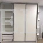 Шкаф с фасадами ЛДСП в стиле минимализм цвета Белый / Белый (3 двери) Фото 2