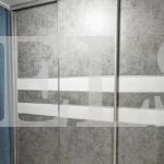 Шкаф с фасадами ЛДСП в стиле кантри цвета Бетон чикаго / Белый, Бетон чикаго (3 двери) Фото 2