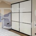 Стеклянный шкаф в стиле минимализм цвета Белый / Белый (2 двери) Фото 1