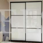 Стеклянный шкаф в стиле минимализм цвета Белый / Белый (2 двери) Фото 2