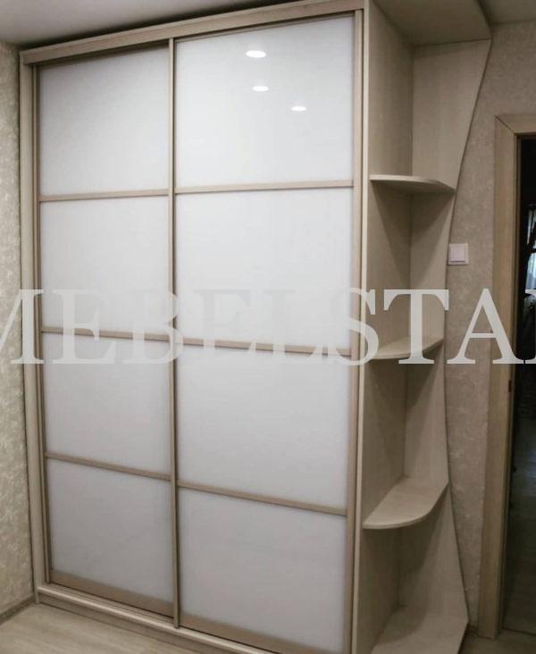 Стеклянный шкаф в стиле минимализм цвета Перламутр / Белый (2 двери)