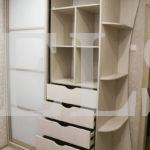 Стеклянный шкаф в стиле минимализм цвета Перламутр / Белый (2 двери) Фото 4