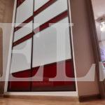 Стеклянный шкаф в стиле хай-тек цвета Белый / Белый, Красный (2 двери) Фото 1