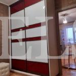 Стеклянный шкаф в стиле хай-тек цвета Белый / Белый, Красный (2 двери) Фото 2