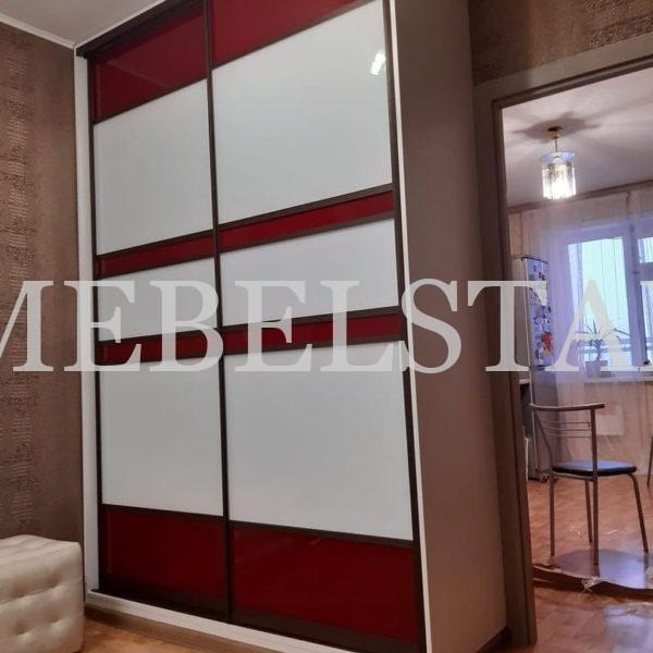 Стеклянный шкаф в стиле хай-тек цвета Белый / Белый, Красный (2 двери)