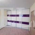 Стеклянный шкаф в стиле хай-тек цвета Бетон чикаго / Белый, Фиолетовый (4 двери) Фото 2