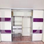 Стеклянный шкаф в стиле хай-тек цвета Бетон чикаго / Белый, Фиолетовый (4 двери) Фото 3