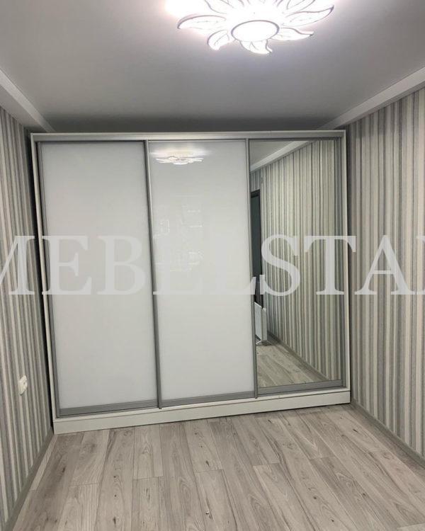 Стеклянный шкаф в стиле минимализм цвета Белый / Белый, Серебро (3 двери)