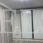 Стеклянный шкаф в стиле минимализм цвета Белый / Белый, Серебро (3 двери) Фото 2