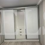 Стеклянный шкаф в стиле минимализм цвета Белый / Белый, Серебро (3 двери) Фото 3