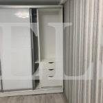 Стеклянный шкаф в стиле минимализм цвета Белый / Белый, Серебро (3 двери) Фото 4