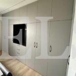 Шкаф с фасадами ЛДСП в стиле минимализм цвета Черный / Галечный серый (8 дверей) Фото 3