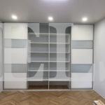 Стеклянный шкаф в стиле минимализм цвета Белый / Белый, Серый (4 двери) Фото 2
