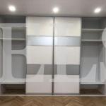 Стеклянный шкаф в стиле минимализм цвета Белый / Белый, Серый (4 двери) Фото 3