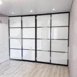 Стеклянный шкаф в стиле минимализм цвета Белый / Белый (4 двери) Фото 1