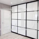 Стеклянный шкаф в стиле минимализм цвета Белый / Белый (4 двери) Фото 2