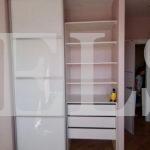 Стеклянный шкаф в стиле минимализм цвета Белый / Белый (2 двери) Фото 3