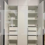 Шкаф в детскую в стиле неоклассика цвета Белый / Белый (3 двери) Фото 4