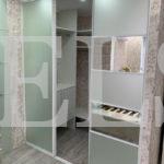 Гардеробный шкаф в стиле неоклассика цвета Белый / Серебро (3 двери) Фото 2