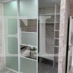 Гардеробный шкаф в стиле неоклассика цвета Белый / Серебро (3 двери) Фото 3