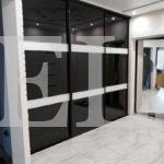 Стеклянный шкаф в стиле хай-тек цвета Белый / Белый, Черный (3 двери) Фото 2