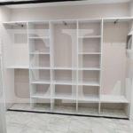 Стеклянный шкаф в стиле хай-тек цвета Белый / Белый, Черный (3 двери) Фото 3