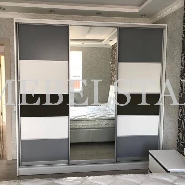 Стеклянный шкаф в стиле модерн цвета Белый / Белый, Серебро, Серый, Черный (3 двери)