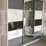 Стеклянный шкаф в стиле модерн цвета Белый / Белый, Серебро, Серый, Черный (3 двери) Фото 3