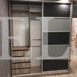 Стеклянный шкаф в стиле модерн цвета Туя темная / Светло-серый, Темно-серый (2 двери) Фото 3