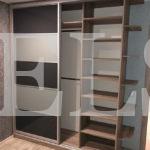 Стеклянный шкаф в стиле модерн цвета Туя темная / Светло-серый, Темно-серый (2 двери) Фото 4