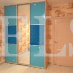 Стеклянный шкаф в стиле модерн цвета Туя светлая / Голубой, Лазурный (3 двери) Фото 1