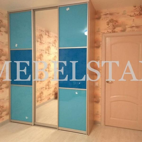 Стеклянный шкаф в стиле модерн цвета Туя светлая / Голубой, Лазурный (3 двери)