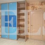 Стеклянный шкаф в стиле модерн цвета Туя светлая / Голубой, Лазурный (3 двери) Фото 2